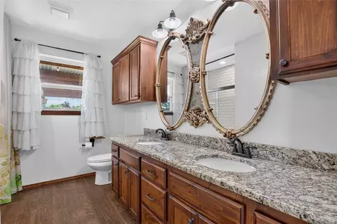 Bath - 208 Moran Rd, Mcloud, OK 74851 photo 4 of 5