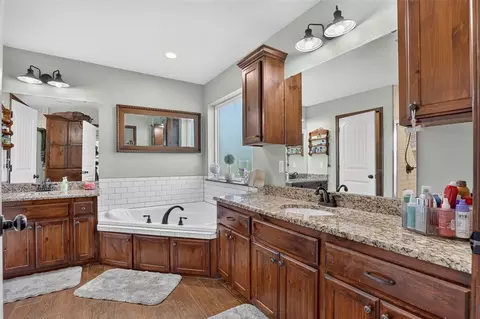 Bath - 208 Moran Rd, Mcloud, OK 74851 photo 1 of 5