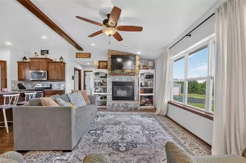 Living - 208 Moran Rd, Mcloud, OK 74851 photo 3 of 3
