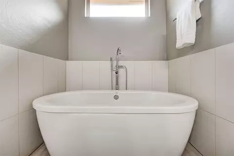 Bath - 150 Evermay Dr, Edmond, OK 73013 photo 4 of 7