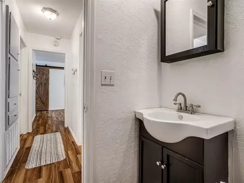 Bath - 1317 Regency Blvd, Moore, OK 73160 photo 3 of 3