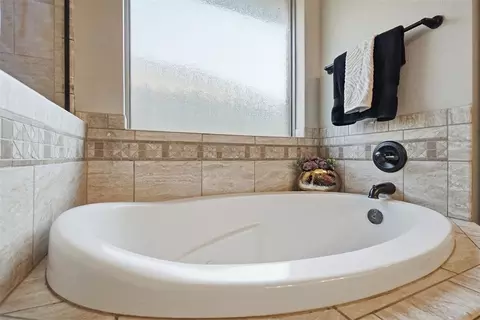 Bath - 407 NW Granite Ave, Cache, OK 73527 photo 5 of 6