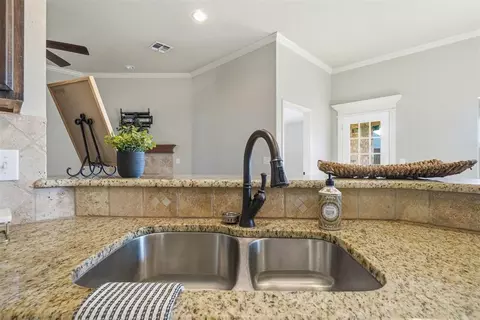 Kitchen - 407 NW Granite Ave, Cache, OK 73527 photo 4 of 7