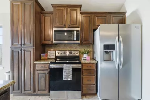 Kitchen - 407 NW Granite Ave, Cache, OK 73527 photo 5 of 7