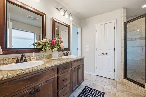 Bath - 407 NW Granite Ave, Cache, OK 73527 photo 1 of 6
