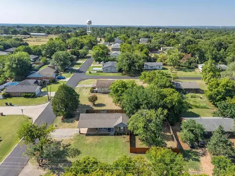 View/Area - 1327 E Wayne St, Shawnee, OK 74801 photo 1 of 2