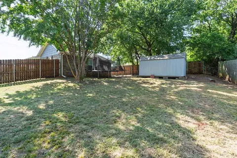 Exterior - 1327 E Wayne St, Shawnee, OK 74801 photo 4 of 4