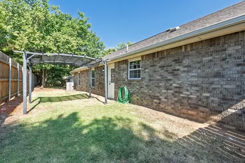 Exterior - 1327 E Wayne St, Shawnee, OK 74801 photo 2 of 4