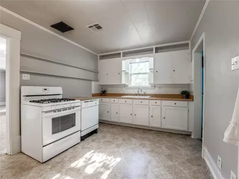 Kitchen - 717 E Logan Ave, Guthrie, OK 73044 photo 2 of 5