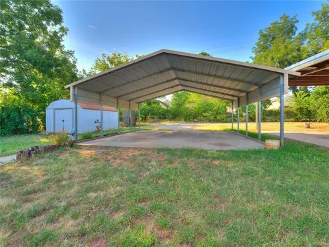 Exterior - 717 E Logan Ave, Guthrie, OK 73044 photo 4 of 9