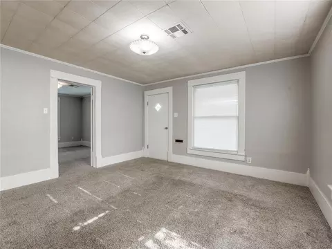 Living - 717 E Logan Ave, Guthrie, OK 73044 photo 2 of 8