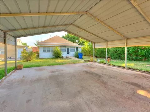 Exterior - 717 E Logan Ave, Guthrie, OK 73044 photo 5 of 9