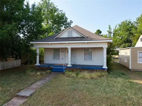 Exterior - 717 E Logan Ave, Guthrie, OK 73044 photo 8 of 9