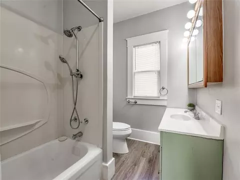 Bath - 717 E Logan Ave, Guthrie, OK 73044 photo 1 of 2