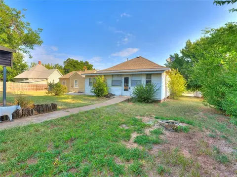 Exterior - 717 E Logan Ave, Guthrie, OK 73044 photo 3 of 9
