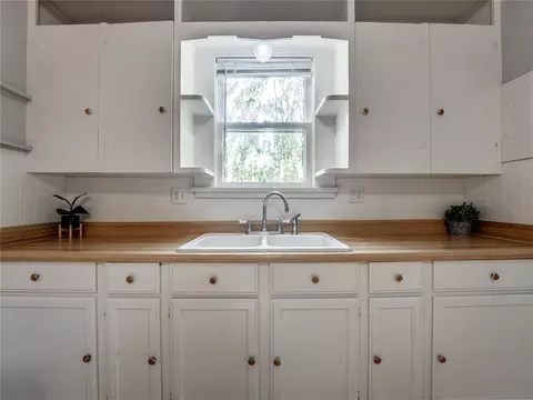 Kitchen - 717 E Logan Ave, Guthrie, OK 73044 photo 4 of 5