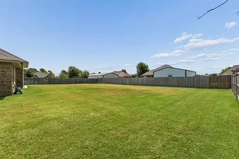 Exterior - 512 Cantebury Dr, Tuttle, OK 73089 photo 5 of 6