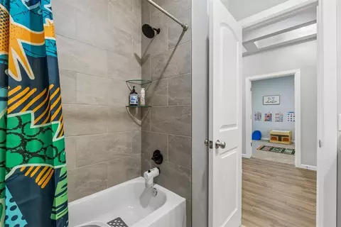 Bath - 512 Cantebury Dr, Tuttle, OK 73089 photo 4 of 4