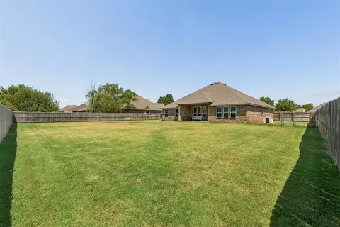 Exterior - 512 Cantebury Dr, Tuttle, OK 73089 photo 4 of 6