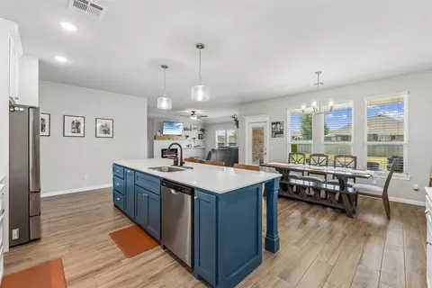 Kitchen - 512 Cantebury Dr, Tuttle, OK 73089 photo 5 of 5