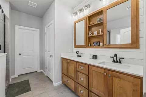 Bath - 512 Cantebury Dr, Tuttle, OK 73089 photo 1 of 4