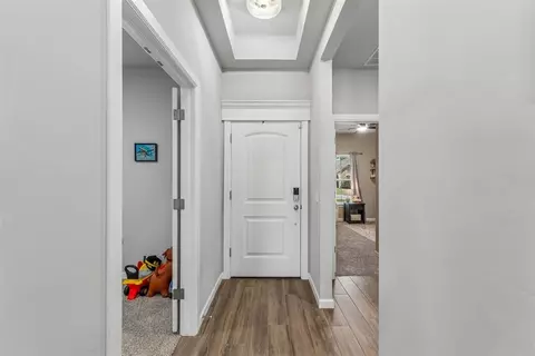 Entry Way - 512 Cantebury Dr, Tuttle, OK 73089 photo 1 of 2