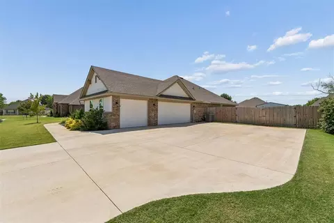 Exterior - 512 Cantebury Dr, Tuttle, OK 73089 photo 6 of 6