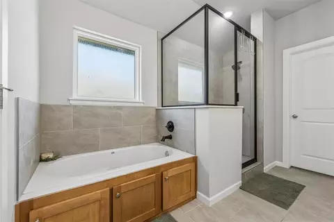 Bath - 512 Cantebury Dr, Tuttle, OK 73089 photo 2 of 4