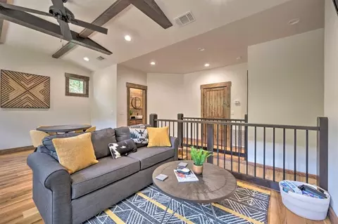 Living - 367 Split Creek Ln, Broken Bow, OK 74728 photo 4 of 4