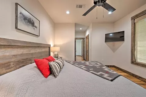Bedroom - 367 Split Creek Ln, Broken Bow, OK 74728 photo 4 of 4