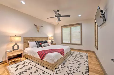 Bedroom - 367 Split Creek Ln, Broken Bow, OK 74728 photo 1 of 4