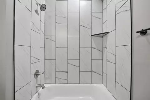Bath - 1109 Bridgeview Ln, Tuttle, OK 73089 photo 4 of 4