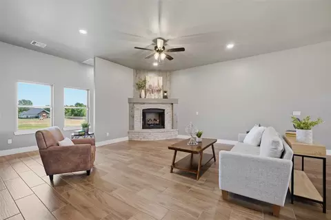 Living - 1109 Bridgeview Ln, Tuttle, OK 73089 photo 3 of 4