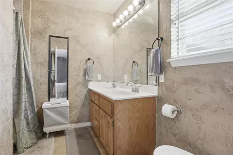 Bath - 319 Cameron Dr, Altus, OK 73521 photo 2 of 4