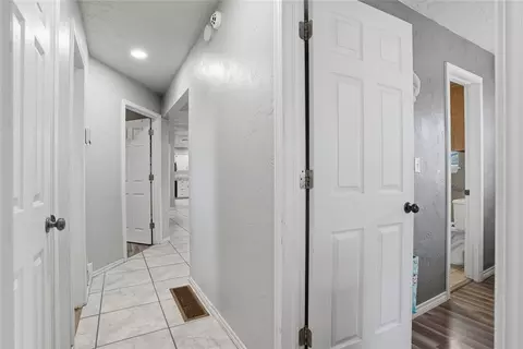 Entry Way - 319 Cameron Dr, Altus, OK 73521 photo 3 of 4