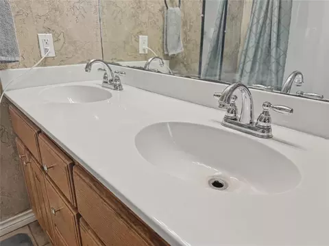 Bath - 319 Cameron Dr, Altus, OK 73521 photo 3 of 4