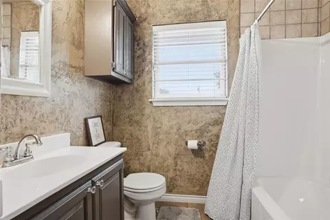 Bath - 319 Cameron Dr, Altus, OK 73521 photo 1 of 4