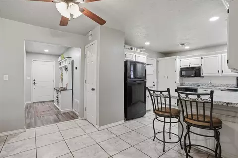 Entry Way - 319 Cameron Dr, Altus, OK 73521 photo 2 of 4