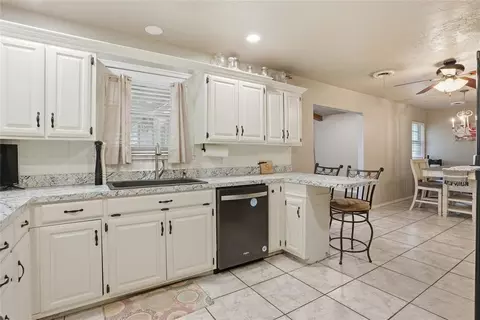 Kitchen - 319 Cameron Dr, Altus, OK 73521 photo 2 of 3