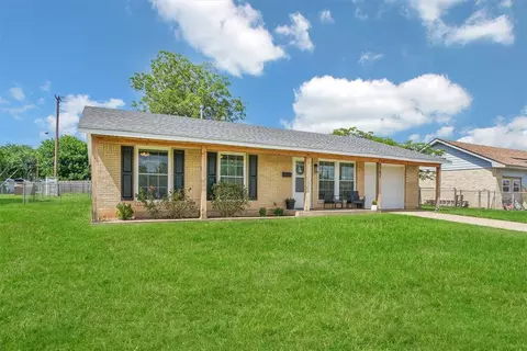 Exterior - 1701 Monroe St, Altus, OK 73521 photo 2 of 8