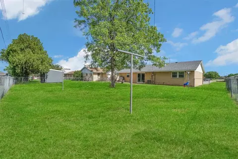 Exterior - 1701 Monroe St, Altus, OK 73521 photo 7 of 8