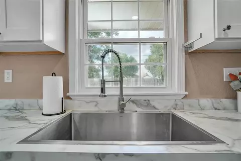 Kitchen - 1701 Monroe St, Altus, OK 73521 photo 5 of 5