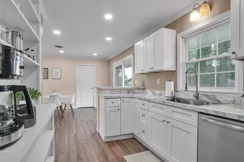 Kitchen - 1701 Monroe St, Altus, OK 73521 photo 2 of 5