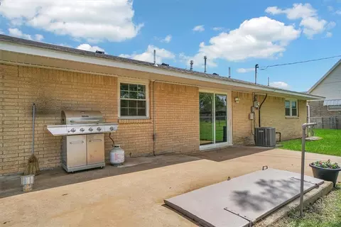 Exterior - 1701 Monroe St, Altus, OK 73521 photo 5 of 8