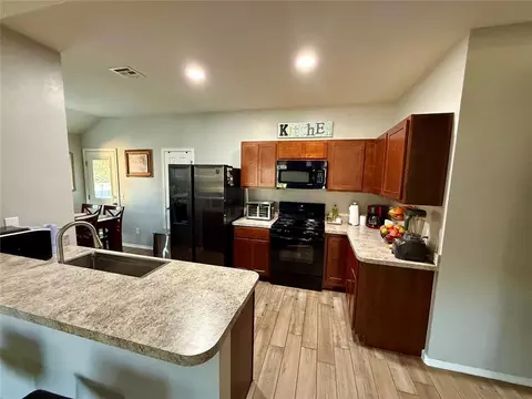 Kitchen - 906 River Run Dr, Noble, OK 73068 photo 2 of 4