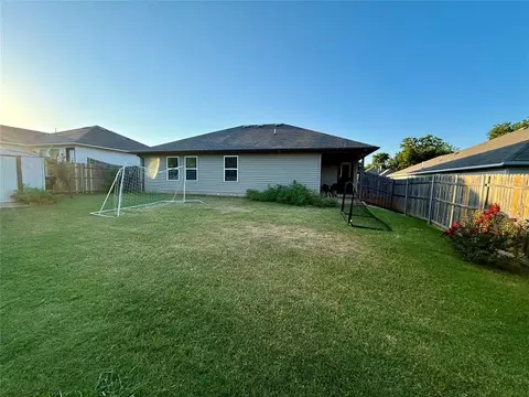 Exterior - 906 River Run Dr, Noble, OK 73068 photo 6 of 8