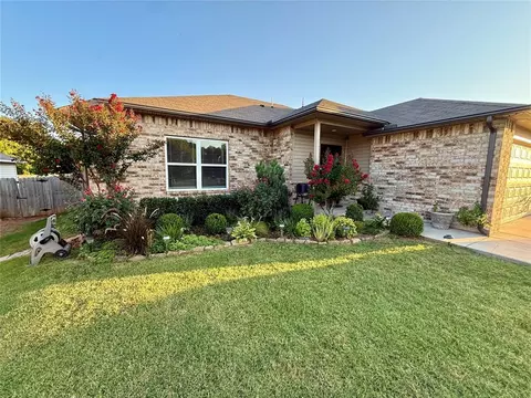 Exterior - 906 River Run Dr, Noble, OK 73068 photo 2 of 8