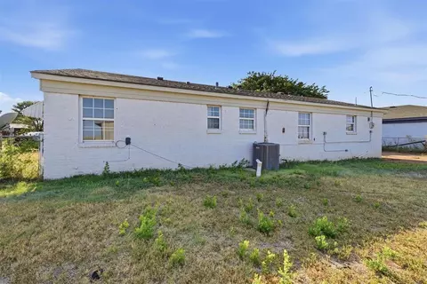Exterior - 1072 Elk St, Altus, OK 73521 photo 7 of 7