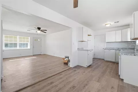 Living - 1072 Elk St, Altus, OK 73521 photo 6 of 6
