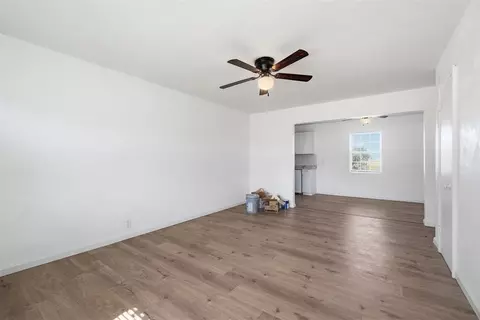 Living - 1072 Elk St, Altus, OK 73521 photo 5 of 6